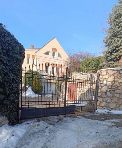 Kiadó téglalakás, albérlet, Pécsett, Csortos Gyula utcában