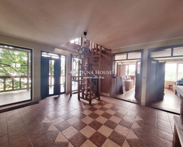 Eladó családi ház, Gödöllőn 169 M Ft, 11 szobás