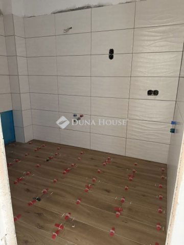 Eladó téglalakás, Herenden 64.9 M Ft, 2 szobás