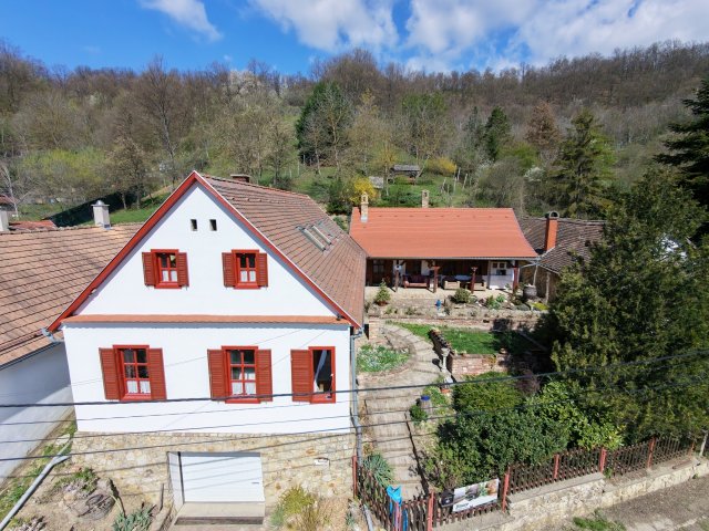 Eladó családi ház, Hosszúhetényen 185 M Ft, 6+1 szobás