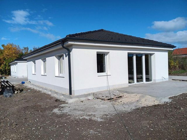 Eladó ikerház, Siófokon 94.9 M Ft, 4 szobás