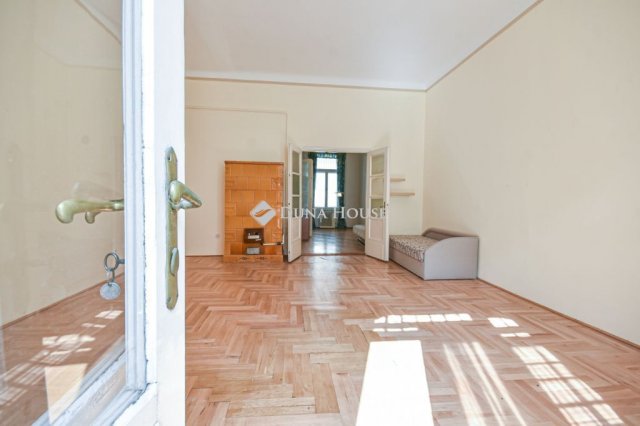Eladó téglalakás, Budapesten, VI. kerületben 99.9 M Ft, 1 szobás