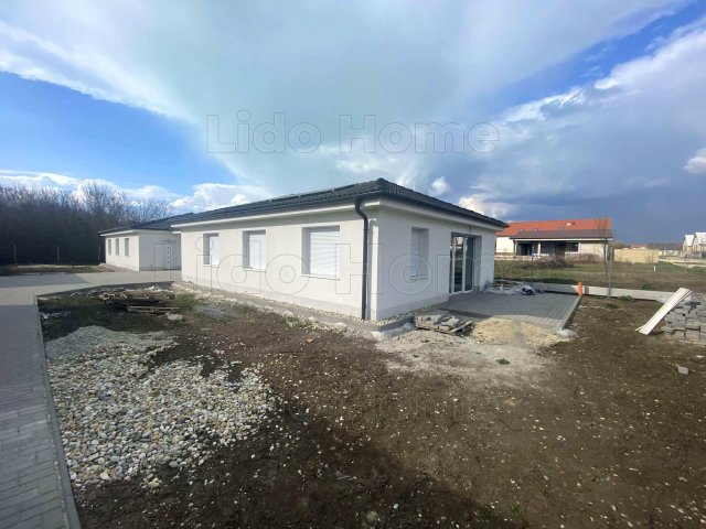 Eladó családi ház, Siófokon 79.9 M Ft, 4 szobás