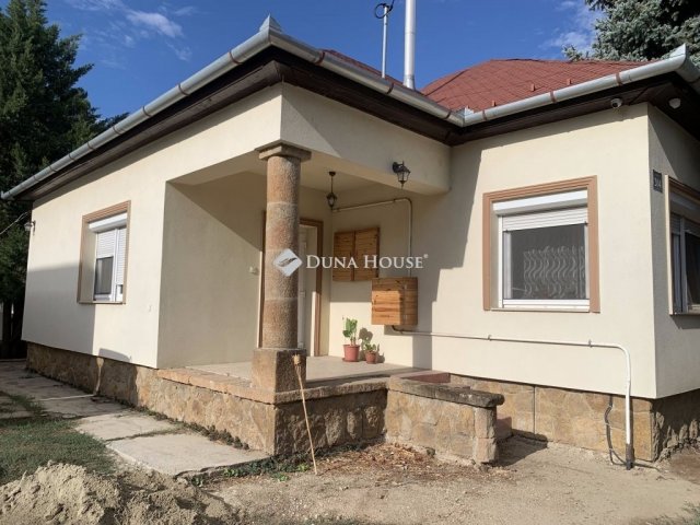 Eladó családi ház, Vecsésen 189.9 M Ft, 4 szobás