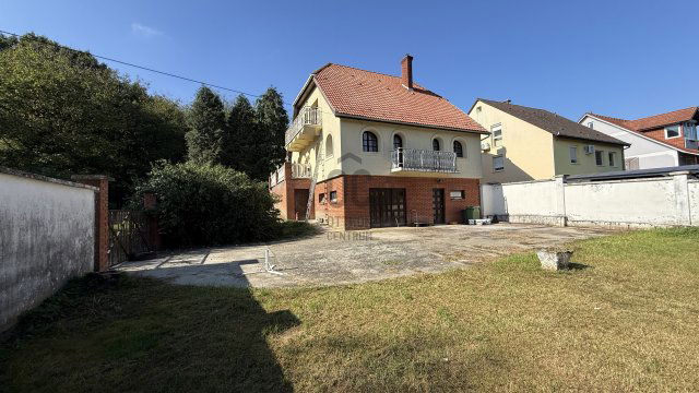 Eladó családi ház, Komlón 84.9 M Ft, 4 szobás