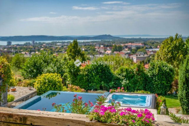 Eladó családi ház, Balatonfüreden, Hóvirág utcában 1350 M Ft