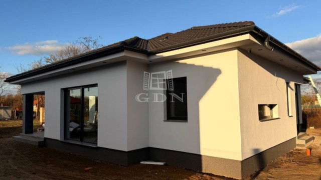 Eladó családi ház, Helvécián 61.9 M Ft, 2 szobás