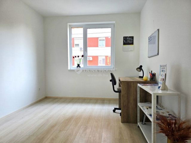 Kiadó téglalakás, albérlet, Pécsett 250 E Ft / hó, 3 szobás