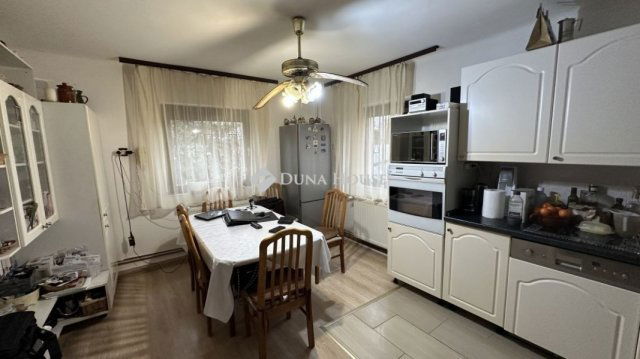 Eladó családi ház, Szigetszentmiklóson 85 M Ft, 5 szobás