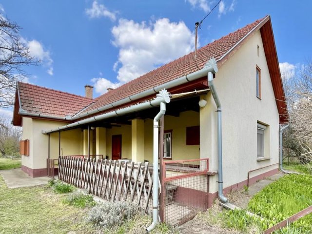 Eladó családi ház, Tápiószentmártonon 29.9 M Ft, 2 szobás