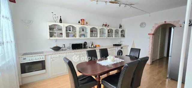 Eladó panellakás, Debrecenben 69.9 M Ft, 3 szobás