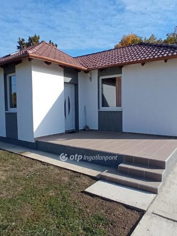 Eladó nyaraló, Abádszalókban 40 M Ft, 2 szobás