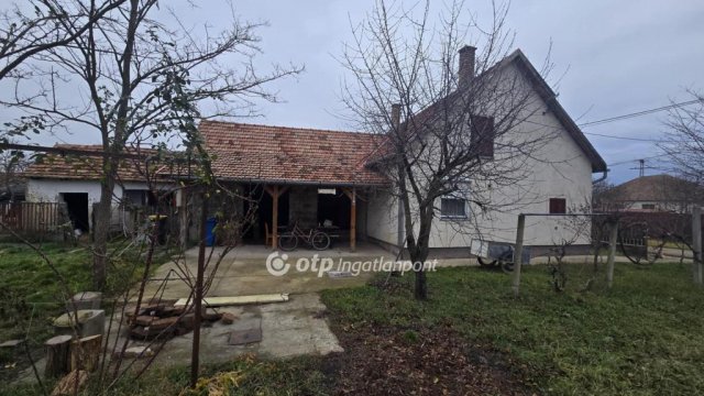 Eladó családi ház, Földesen 24 M Ft, 2 szobás