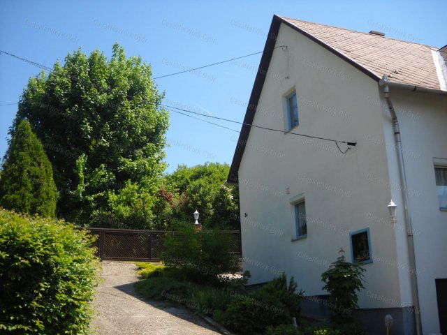 Eladó családi ház, Balatonfüreden 159.9 M Ft, 7 szobás