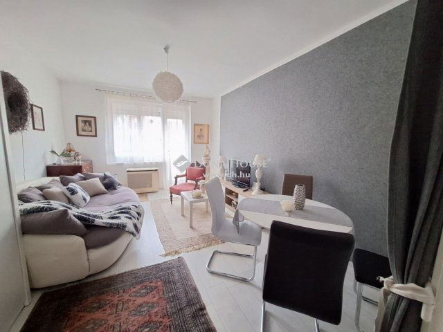 Kiadó téglalakás, albérlet, Pécsett 180 E Ft / hó, 2 szobás