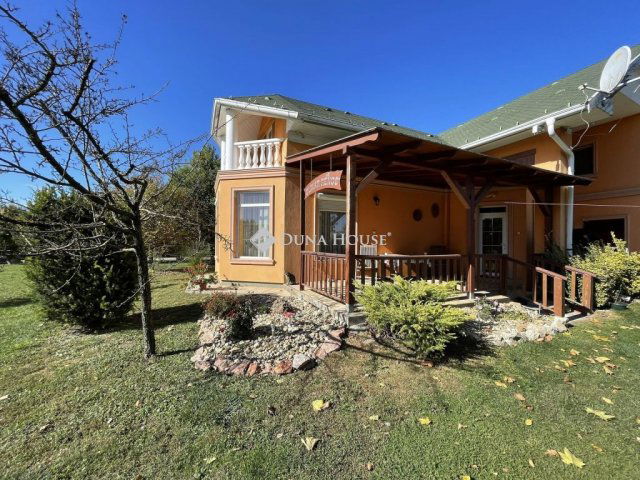 Eladó családi ház, Hartán 199 M Ft, 7 szobás