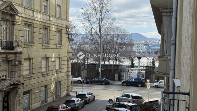 Eladó téglalakás, Budapesten, V. kerületben 135 M Ft, 2 szobás