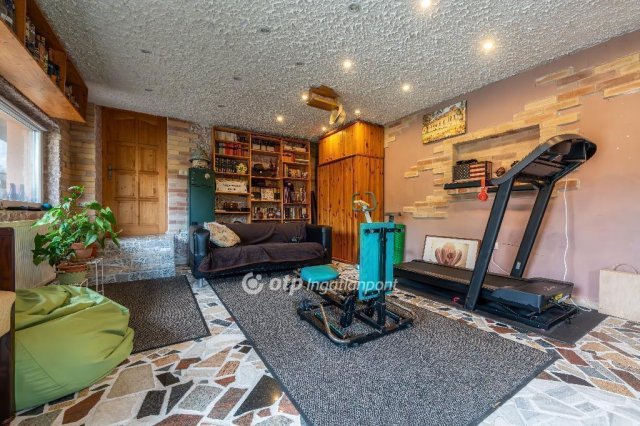 Eladó családi ház, Velencén 179.9 M Ft, 4 szobás