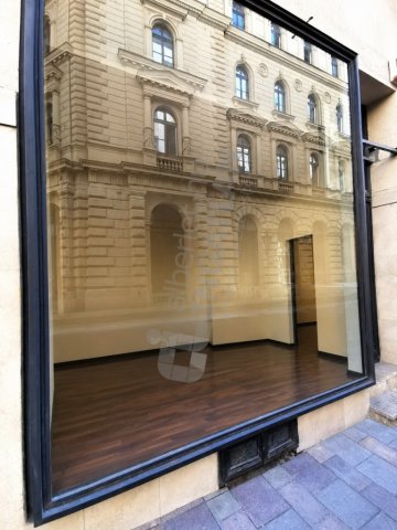 Kiadó üzlethelyiség, Budapesten, V. kerületben, Párizsi utcában