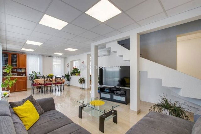 Eladó családi ház, Velencén 144 M Ft, 6 szobás