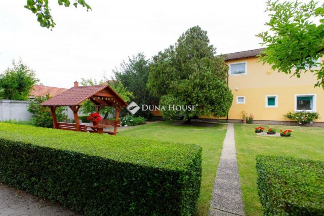 Eladó családi ház, Mosonmagyaróváron 149.9 M Ft, 7 szobás