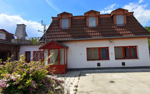Eladó családi ház, Balatonszabadiban 68.64 M Ft, 16 szobás