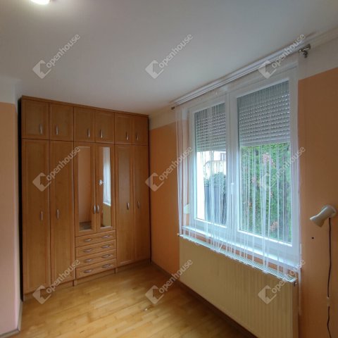 Eladó családi ház, Pápán 89.9 M Ft, 4 szobás