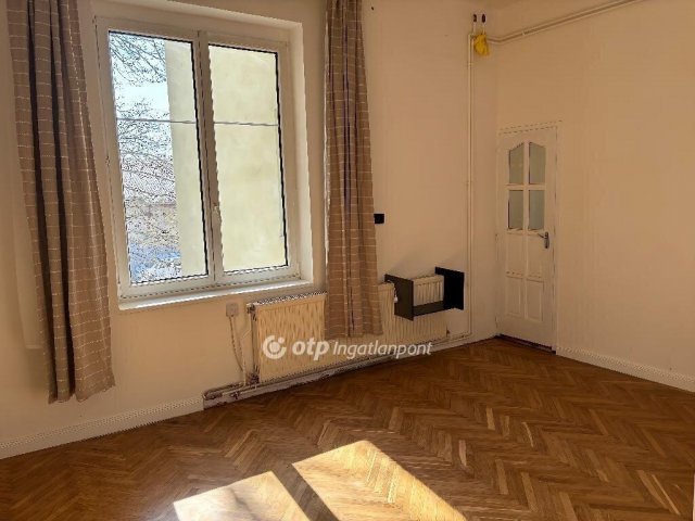 Eladó téglalakás, Győrött 80 M Ft, 3 szobás