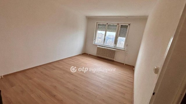 Eladó panellakás, Dunaújvárosban 33.5 M Ft, 1+1 szobás