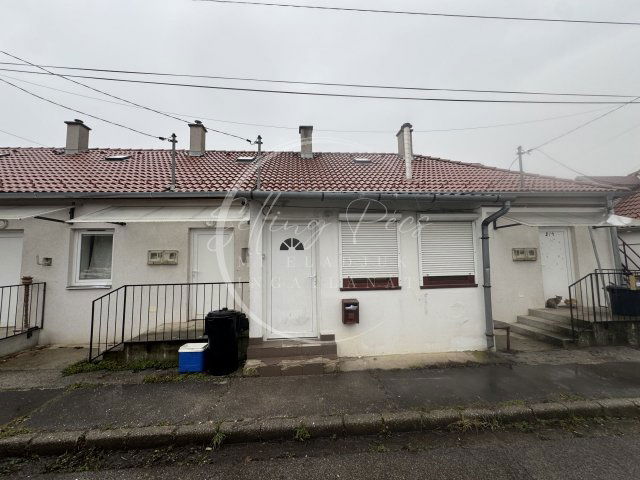 Eladó téglalakás, Pécsett 7.3 M Ft, 2 szobás