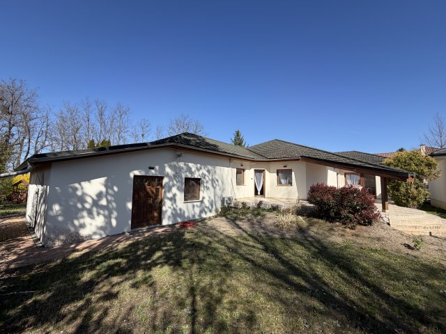 Eladó családi ház, Szadán, Dombos utcában 135 M Ft, 2+2 szobás