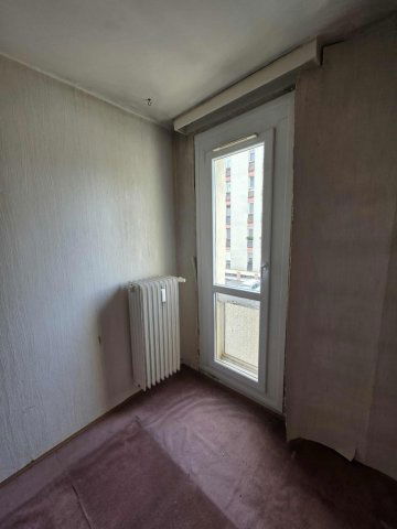 Eladó panellakás, Pécsett 41.5 M Ft, 3 szobás