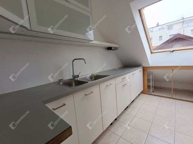 Eladó téglalakás, Sopronban 89.9 M Ft, 4 szobás