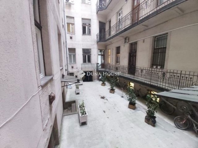 Eladó téglalakás, Budapesten, VI. kerületben 99.9 M Ft, 2 szobás