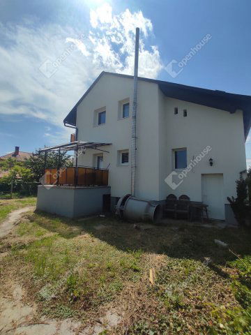 Eladó családi ház, Komáromban 95 M Ft, 5 szobás