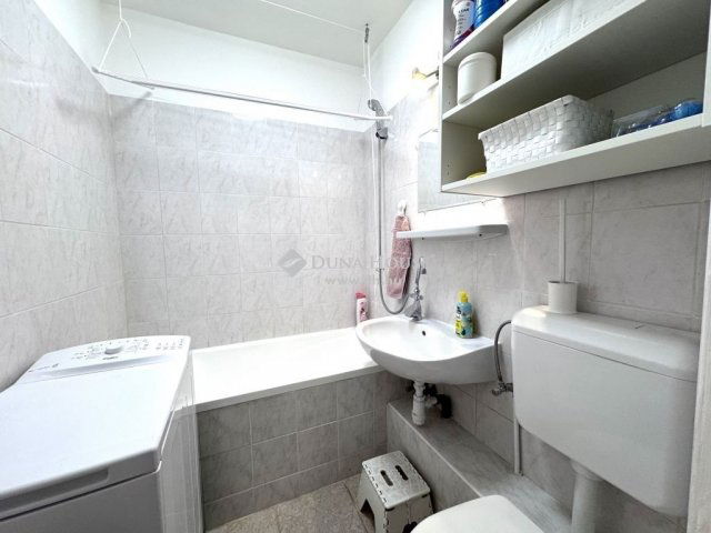 Eladó panellakás, Pécsett 34.99 M Ft, 2 szobás