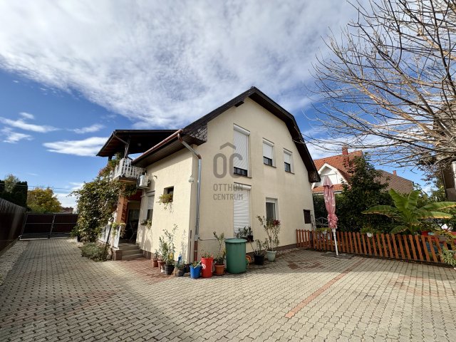 Eladó családi ház, Siófokon 124.9 M Ft, 11 szobás