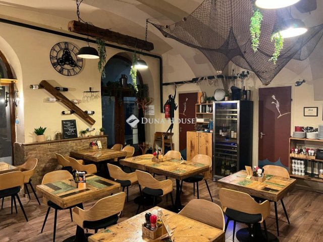 Eladó üzlethelyiség, Pécsett, Jókai téren 22 M Ft