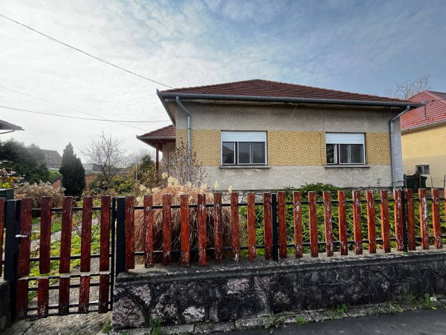 Eladó családi ház, Komáromban 52 M Ft, 2 szobás