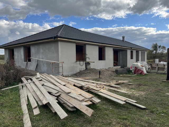 Eladó ikerház, Debrecenben 79 M Ft, 4 szobás