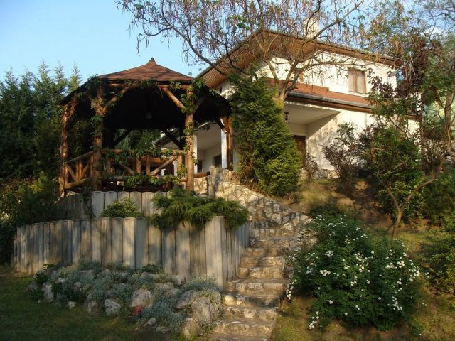 Kiadó családi ház, albérlet, Komáromban 350 E Ft / hó