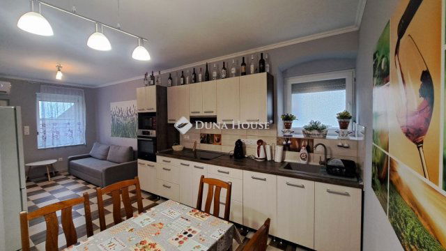 Eladó családi ház, Villányban 46 M Ft, 3 szobás