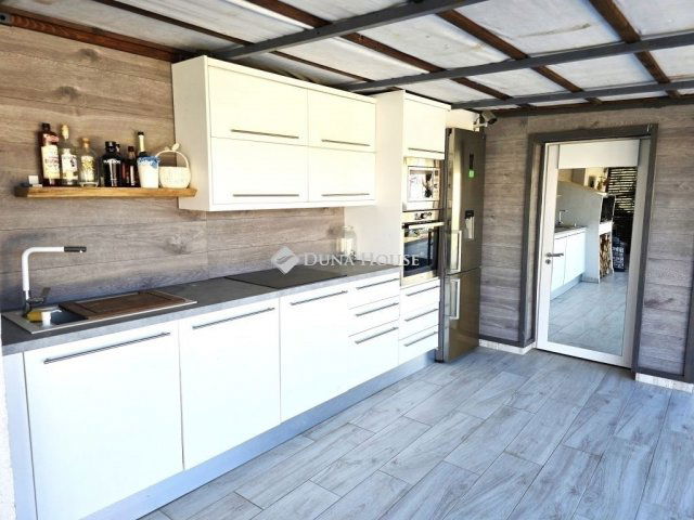 Eladó családi ház, Pécsett 129.9 M Ft, 6 szobás