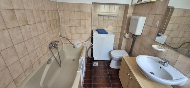 Eladó családi ház, Pécsett 75 M Ft, 3 szobás