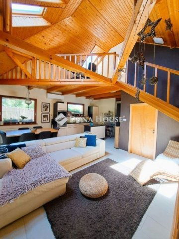 Eladó családi ház, Esztergomban 105 M Ft, 4+1 szobás