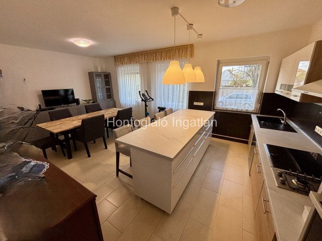 Eladó családi ház, Nyíregyházán 92 M Ft, 5 szobás