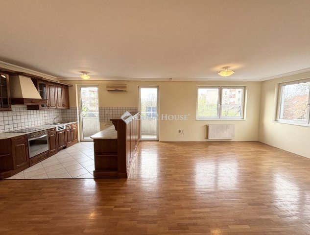 Eladó téglalakás, Debrecenben, Nagy Lajos Király téren