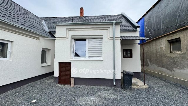 Eladó téglalakás, Pápán 56.9 M Ft, 3 szobás