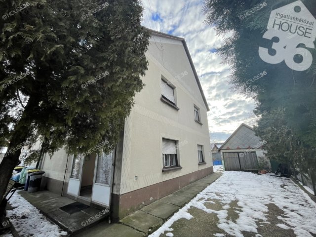 Eladó családi ház, Solton 62 M Ft, 7 szobás