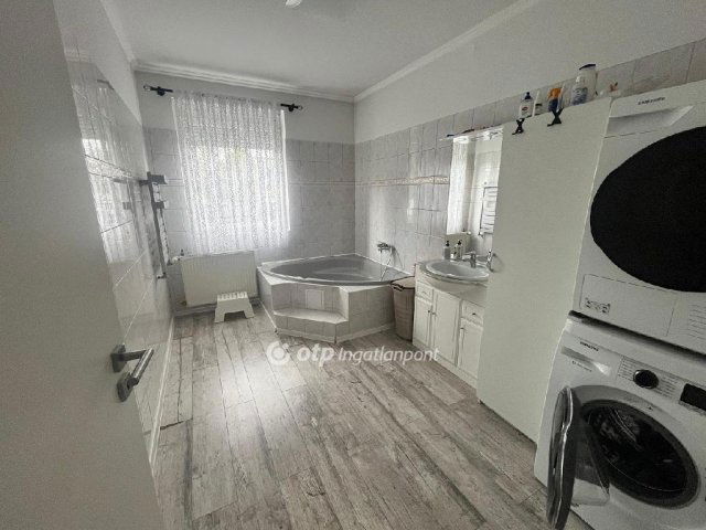 Eladó családi ház, Halásztelken 199.9 M Ft, 7 szobás